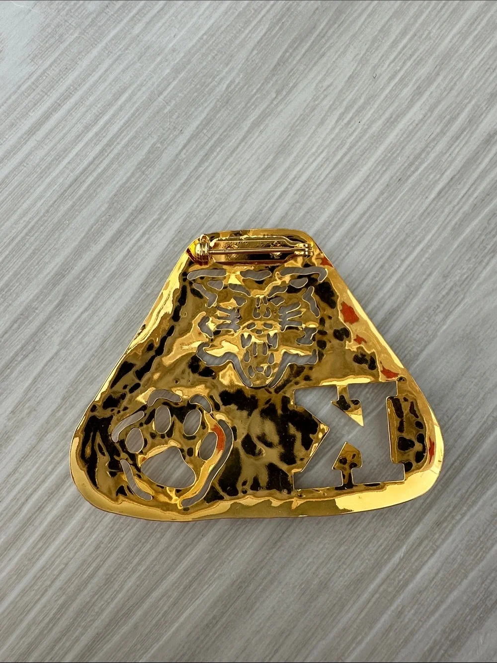 UK Gold-tone Tiger Cutout Pin Brooch - Bold Statement Accessory